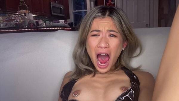 Cute Asian Teen Orgasms With Hitachi On That Swollen Clit on girlsasian.net