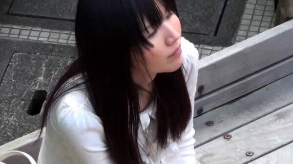 Asian lady pees outdoors - Japan on girlsasian.net