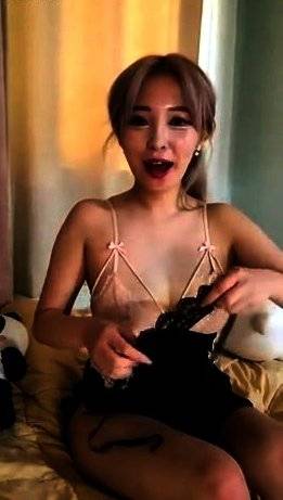 Asian webcam girl horny pussy masturbates on girlsasian.net
