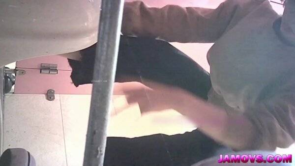 Teenage Asian puss caught on camera urinating - China on girlsasian.net