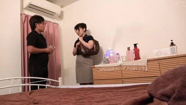 Hot Asian Celebrity Wife Gets Oiled Massage - Bikini Rubbing & Sweating in Parlor on girlsasian.net