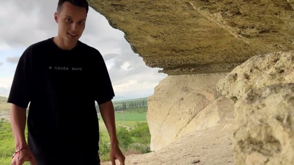 Brown-haired woman with big ass gets deep throat in rocky cave during hike on girlsasian.net