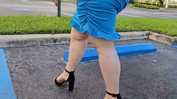 Woman in blue hijab exposes herself in silver car and urinates in public parking lot - Usa on girlsasian.net