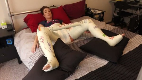 Solo foot fetish model in decorated leg cast explores herself intimately on girlsasian.net