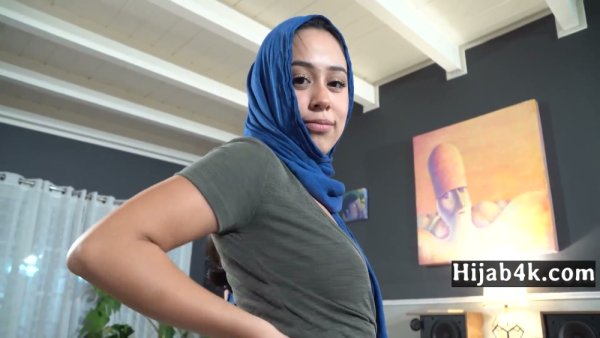Young woman in hijab gives intimate POV encounter at home - Iran on girlsasian.net