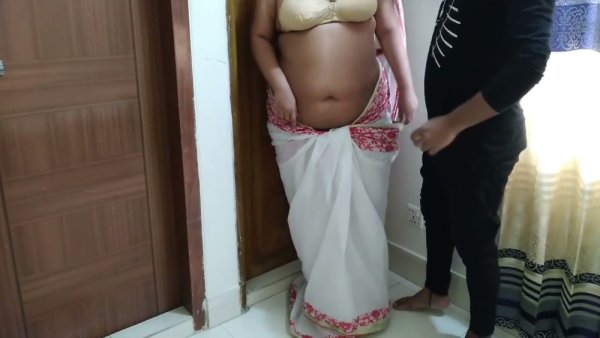 Indian neighbor strips her sari for a selfie before taking him to bed - India on girlsasian.net